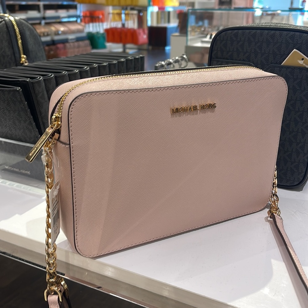 Michael Kors Jet Set Item Large East West Zip Crossbody Leather Powder Blush
NWT - Picture 15 of 16